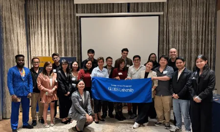 Trial class participants gathered around a GLOBIS University banner at the end of the session